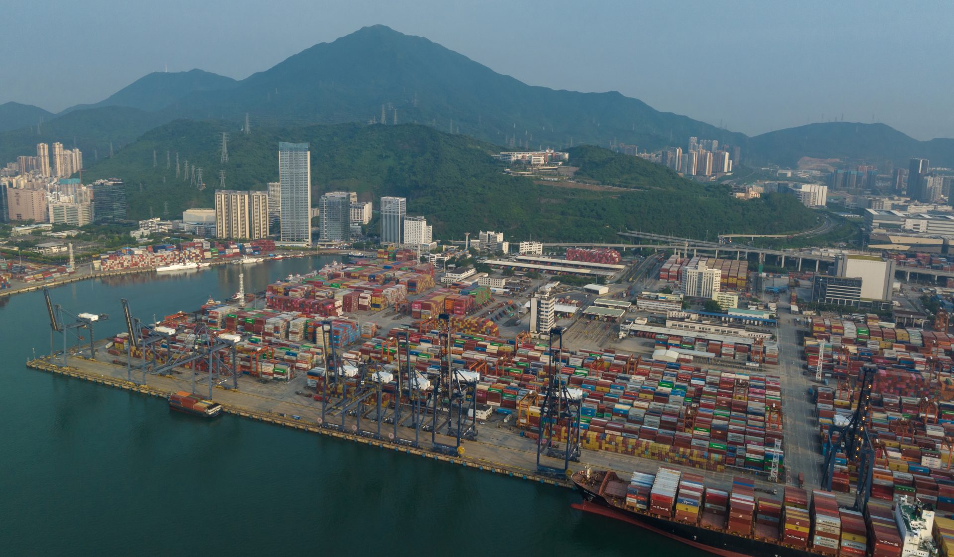 需求预测：制造业供应链与港口物流调度场景